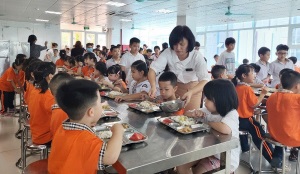 Vi phạm an toàn thực phẩm, 12 bếp ăn trường học ở Hà Nội bị phạt 241 triệu đồng