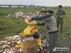 Nghệ An: Tiêu hủy gần 200 kg gà và chân gà rút xương không rõ nguồn gốc