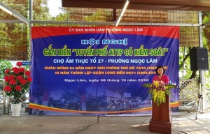 Long Biên gắn biển 4 tuyến phố đảm bảo an toàn thực phẩm có kiểm soát