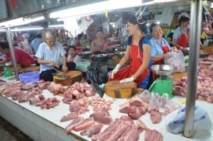 Lo heo "bẩn", giá thịt tăng