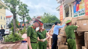 Các hộ kinh doanh tại La Phù (Hà Nội) tự nguyện giao nộp 25 tấn bánh kẹo, thực phẩm không bảo đảm quy định